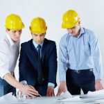 engenheiros-com-capacetes-de-rever-o-esboco_1098-2998