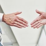 terminando-uma-reuniao_1098-793