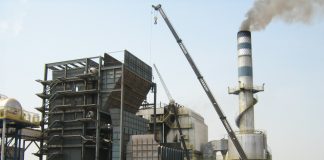 País é referência mundial nos estudos de combustíveis renováveis a partir da cana-de-açúcar O setor sucroenergético brasileiro deve se recuperar e retomar seu crescimento em 2017. Indicativos do mercado do açúcar apontam que o preço do composto deve se manter em alta como aconteceu em 2016. “É um produto de grande demanda em todo o planeta, ainda mais com o crescimento da população”, afirma o professor Octávio Valsechi, docente do Departamento de Tecnologia Agroindustrial e Socioeconomia Rural (DTAiSER) da Universidade Federal de São Carlos (UFSCar). O mercado do álcool também está em alta. A Cúpula do Clima de Paris (COP 21) aprovou em 2015 o primeiro acordo de extensão global para frear as emissões de gases do efeito estufa e para lidar com os impactos da mudança climática. Ou seja, todos os países terão que usar combustíveis renováveis e o álcool é o melhor exemplo na substituição de combustíveis fósseis, como a gasolina. “Pessoas do mundo inteiro vêm para o Brasil estudar o que nós fizemos. Esse compromisso de diminuir as emissões é um grande impulso para a valorização do álcool e uma fantástica vitrine para o país. É uma nova fase para o setor, que deve ser encarada com uma nova mentalidade”, acredita Valsechi. Para o docente da UFSCar, o que está salvando o Brasil da crise é o setor agropecuário, com destaque para a cana-de-açúcar que está sempre no topo dos produtos que mais arrecadam impostos. Só no agronegócio do Estado de São Paulo, atualmente, a cana representa a metade do Produto Interno Bruto (PIB), que é a soma em valores monetários de todos os bens e serviços finais produzidos. Com a valorização dos produtos da cana, uma parte maior do setor estará, neste ano, com o caixa mais equilibrado, o que permitirá mais investimentos e a contratação de novos profissionais. Um dos reflexos diretos do indicativo dessa retomada é o alto número de procura pela 13ª turma do programa de Master of Technology Administration (MTA) em Gestão Industrial Sucroenergética, oferecido pela UFSCar, instituição que, hoje em dia, detém a expertise da tecnologia da produção de cana de açúcar no mundo, contribuindo com a consolidação do etanol no Brasil. A pós-graduação, que está completando 10 anos, é referência na área. Durante o curso, são abordados desde o manejo e o desenvolvimento de variedades de cana-de-açúcar, passando pelo mercado industrial, até o desenvolvimento de projetos e inovação. “As pessoas estão tendo consciência que uma melhor qualificação oferece maiores chances de boas posições no mercado de trabalho”, afirma Valsechi, que também é coordenador do curso. Os interessados podem se inscrever até o dia 9 de março, preenchendo a ficha de inscrição disponível em www.mta.ufscar.br. O formulário deve ser enviado junto com o Curriculum Vitae para o e-mail mta@cca.ufscar.br. Há poucas vagas disponíveis. A seleção dos candidatos será feita por meio de análise curricular. As aulas serão ministradas em Sertãozinho (SP), nas dependências da Universidade Corporativa do Setor Sucroenergético (Uniceise), em encontros quinzenais, que ocorrem aos sábados. O curso, com duração de 1 ano e 8 meses, tem a parceria do Centro Nacional das Indústrias do Setor Sucroenergético e Biocombustíveis (Ceise-BR) e a gestão da FAI.UFSCar (Fundação de Apoio Institucional ao Desenvolvimento Científico e Tecnológico da Universidade Federal de São Carlos).