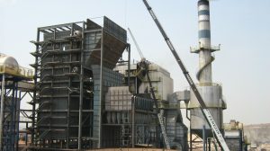 País é referência mundial nos estudos de combustíveis renováveis a partir da cana-de-açúcar O setor sucroenergético brasileiro deve se recuperar e retomar seu crescimento em 2017. Indicativos do mercado do açúcar apontam que o preço do composto deve se manter em alta como aconteceu em 2016. “É um produto de grande demanda em todo o planeta, ainda mais com o crescimento da população”, afirma o professor Octávio Valsechi, docente do Departamento de Tecnologia Agroindustrial e Socioeconomia Rural (DTAiSER) da Universidade Federal de São Carlos (UFSCar). O mercado do álcool também está em alta. A Cúpula do Clima de Paris (COP 21) aprovou em 2015 o primeiro acordo de extensão global para frear as emissões de gases do efeito estufa e para lidar com os impactos da mudança climática. Ou seja, todos os países terão que usar combustíveis renováveis e o álcool é o melhor exemplo na substituição de combustíveis fósseis, como a gasolina. “Pessoas do mundo inteiro vêm para o Brasil estudar o que nós fizemos. Esse compromisso de diminuir as emissões é um grande impulso para a valorização do álcool e uma fantástica vitrine para o país. É uma nova fase para o setor, que deve ser encarada com uma nova mentalidade”, acredita Valsechi. Para o docente da UFSCar, o que está salvando o Brasil da crise é o setor agropecuário, com destaque para a cana-de-açúcar que está sempre no topo dos produtos que mais arrecadam impostos. Só no agronegócio do Estado de São Paulo, atualmente, a cana representa a metade do Produto Interno Bruto (PIB), que é a soma em valores monetários de todos os bens e serviços finais produzidos. Com a valorização dos produtos da cana, uma parte maior do setor estará, neste ano, com o caixa mais equilibrado, o que permitirá mais investimentos e a contratação de novos profissionais. Um dos reflexos diretos do indicativo dessa retomada é o alto número de procura pela 13ª turma do programa de Master of Technology Administration (MTA) em Gestão Industrial Sucroenergética, oferecido pela UFSCar, instituição que, hoje em dia, detém a expertise da tecnologia da produção de cana de açúcar no mundo, contribuindo com a consolidação do etanol no Brasil. A pós-graduação, que está completando 10 anos, é referência na área. Durante o curso, são abordados desde o manejo e o desenvolvimento de variedades de cana-de-açúcar, passando pelo mercado industrial, até o desenvolvimento de projetos e inovação. “As pessoas estão tendo consciência que uma melhor qualificação oferece maiores chances de boas posições no mercado de trabalho”, afirma Valsechi, que também é coordenador do curso. Os interessados podem se inscrever até o dia 9 de março, preenchendo a ficha de inscrição disponível em www.mta.ufscar.br. O formulário deve ser enviado junto com o Curriculum Vitae para o e-mail mta@cca.ufscar.br. Há poucas vagas disponíveis. A seleção dos candidatos será feita por meio de análise curricular. As aulas serão ministradas em Sertãozinho (SP), nas dependências da Universidade Corporativa do Setor Sucroenergético (Uniceise), em encontros quinzenais, que ocorrem aos sábados. O curso, com duração de 1 ano e 8 meses, tem a parceria do Centro Nacional das Indústrias do Setor Sucroenergético e Biocombustíveis (Ceise-BR) e a gestão da FAI.UFSCar (Fundação de Apoio Institucional ao Desenvolvimento Científico e Tecnológico da Universidade Federal de São Carlos).