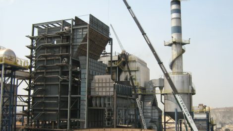 País é referência mundial nos estudos de combustíveis renováveis a partir da cana-de-açúcar O setor sucroenergético brasileiro deve se recuperar e retomar seu crescimento em 2017. Indicativos do mercado do açúcar apontam que o preço do composto deve se manter em alta como aconteceu em 2016. “É um produto de grande demanda em todo o planeta, ainda mais com o crescimento da população”, afirma o professor Octávio Valsechi, docente do Departamento de Tecnologia Agroindustrial e Socioeconomia Rural (DTAiSER) da Universidade Federal de São Carlos (UFSCar). O mercado do álcool também está em alta. A Cúpula do Clima de Paris (COP 21) aprovou em 2015 o primeiro acordo de extensão global para frear as emissões de gases do efeito estufa e para lidar com os impactos da mudança climática. Ou seja, todos os países terão que usar combustíveis renováveis e o álcool é o melhor exemplo na substituição de combustíveis fósseis, como a gasolina. “Pessoas do mundo inteiro vêm para o Brasil estudar o que nós fizemos. Esse compromisso de diminuir as emissões é um grande impulso para a valorização do álcool e uma fantástica vitrine para o país. É uma nova fase para o setor, que deve ser encarada com uma nova mentalidade”, acredita Valsechi. Para o docente da UFSCar, o que está salvando o Brasil da crise é o setor agropecuário, com destaque para a cana-de-açúcar que está sempre no topo dos produtos que mais arrecadam impostos. Só no agronegócio do Estado de São Paulo, atualmente, a cana representa a metade do Produto Interno Bruto (PIB), que é a soma em valores monetários de todos os bens e serviços finais produzidos. Com a valorização dos produtos da cana, uma parte maior do setor estará, neste ano, com o caixa mais equilibrado, o que permitirá mais investimentos e a contratação de novos profissionais. Um dos reflexos diretos do indicativo dessa retomada é o alto número de procura pela 13ª turma do programa de Master of Technology Administration (MTA) em Gestão Industrial Sucroenergética, oferecido pela UFSCar, instituição que, hoje em dia, detém a expertise da tecnologia da produção de cana de açúcar no mundo, contribuindo com a consolidação do etanol no Brasil. A pós-graduação, que está completando 10 anos, é referência na área. Durante o curso, são abordados desde o manejo e o desenvolvimento de variedades de cana-de-açúcar, passando pelo mercado industrial, até o desenvolvimento de projetos e inovação. “As pessoas estão tendo consciência que uma melhor qualificação oferece maiores chances de boas posições no mercado de trabalho”, afirma Valsechi, que também é coordenador do curso. Os interessados podem se inscrever até o dia 9 de março, preenchendo a ficha de inscrição disponível em www.mta.ufscar.br. O formulário deve ser enviado junto com o Curriculum Vitae para o e-mail mta@cca.ufscar.br. Há poucas vagas disponíveis. A seleção dos candidatos será feita por meio de análise curricular. As aulas serão ministradas em Sertãozinho (SP), nas dependências da Universidade Corporativa do Setor Sucroenergético (Uniceise), em encontros quinzenais, que ocorrem aos sábados. O curso, com duração de 1 ano e 8 meses, tem a parceria do Centro Nacional das Indústrias do Setor Sucroenergético e Biocombustíveis (Ceise-BR) e a gestão da FAI.UFSCar (Fundação de Apoio Institucional ao Desenvolvimento Científico e Tecnológico da Universidade Federal de São Carlos).