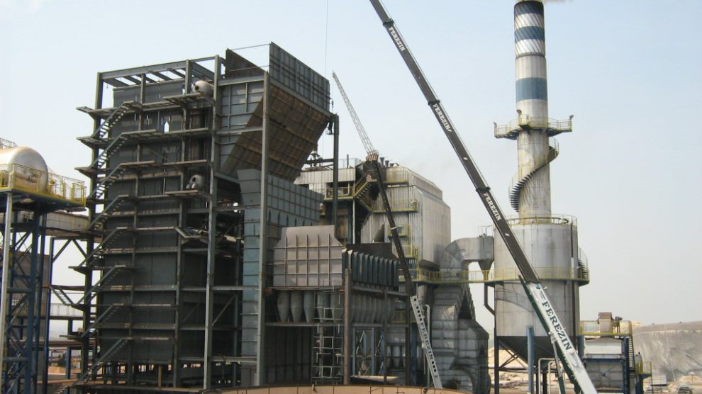 País é referência mundial nos estudos de combustíveis renováveis a partir da cana-de-açúcar O setor sucroenergético brasileiro deve se recuperar e retomar seu crescimento em 2017. Indicativos do mercado do açúcar apontam que o preço do composto deve se manter em alta como aconteceu em 2016. “É um produto de grande demanda em todo o planeta, ainda mais com o crescimento da população”, afirma o professor Octávio Valsechi, docente do Departamento de Tecnologia Agroindustrial e Socioeconomia Rural (DTAiSER) da Universidade Federal de São Carlos (UFSCar). O mercado do álcool também está em alta. A Cúpula do Clima de Paris (COP 21) aprovou em 2015 o primeiro acordo de extensão global para frear as emissões de gases do efeito estufa e para lidar com os impactos da mudança climática. Ou seja, todos os países terão que usar combustíveis renováveis e o álcool é o melhor exemplo na substituição de combustíveis fósseis, como a gasolina. “Pessoas do mundo inteiro vêm para o Brasil estudar o que nós fizemos. Esse compromisso de diminuir as emissões é um grande impulso para a valorização do álcool e uma fantástica vitrine para o país. É uma nova fase para o setor, que deve ser encarada com uma nova mentalidade”, acredita Valsechi. Para o docente da UFSCar, o que está salvando o Brasil da crise é o setor agropecuário, com destaque para a cana-de-açúcar que está sempre no topo dos produtos que mais arrecadam impostos. Só no agronegócio do Estado de São Paulo, atualmente, a cana representa a metade do Produto Interno Bruto (PIB), que é a soma em valores monetários de todos os bens e serviços finais produzidos. Com a valorização dos produtos da cana, uma parte maior do setor estará, neste ano, com o caixa mais equilibrado, o que permitirá mais investimentos e a contratação de novos profissionais. Um dos reflexos diretos do indicativo dessa retomada é o alto número de procura pela 13ª turma do programa de Master of Technology Administration (MTA) em Gestão Industrial Sucroenergética, oferecido pela UFSCar, instituição que, hoje em dia, detém a expertise da tecnologia da produção de cana de açúcar no mundo, contribuindo com a consolidação do etanol no Brasil. A pós-graduação, que está completando 10 anos, é referência na área. Durante o curso, são abordados desde o manejo e o desenvolvimento de variedades de cana-de-açúcar, passando pelo mercado industrial, até o desenvolvimento de projetos e inovação. “As pessoas estão tendo consciência que uma melhor qualificação oferece maiores chances de boas posições no mercado de trabalho”, afirma Valsechi, que também é coordenador do curso. Os interessados podem se inscrever até o dia 9 de março, preenchendo a ficha de inscrição disponível em www.mta.ufscar.br. O formulário deve ser enviado junto com o Curriculum Vitae para o e-mail mta@cca.ufscar.br. Há poucas vagas disponíveis. A seleção dos candidatos será feita por meio de análise curricular. As aulas serão ministradas em Sertãozinho (SP), nas dependências da Universidade Corporativa do Setor Sucroenergético (Uniceise), em encontros quinzenais, que ocorrem aos sábados. O curso, com duração de 1 ano e 8 meses, tem a parceria do Centro Nacional das Indústrias do Setor Sucroenergético e Biocombustíveis (Ceise-BR) e a gestão da FAI.UFSCar (Fundação de Apoio Institucional ao Desenvolvimento Científico e Tecnológico da Universidade Federal de São Carlos).