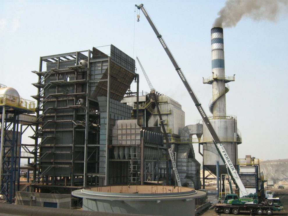 País é referência mundial nos estudos de combustíveis renováveis a partir da cana-de-açúcar O setor sucroenergético brasileiro deve se recuperar e retomar seu crescimento em 2017. Indicativos do mercado do açúcar apontam que o preço do composto deve se manter em alta como aconteceu em 2016. “É um produto de grande demanda em todo o planeta, ainda mais com o crescimento da população”, afirma o professor Octávio Valsechi, docente do Departamento de Tecnologia Agroindustrial e Socioeconomia Rural (DTAiSER) da Universidade Federal de São Carlos (UFSCar). O mercado do álcool também está em alta. A Cúpula do Clima de Paris (COP 21) aprovou em 2015 o primeiro acordo de extensão global para frear as emissões de gases do efeito estufa e para lidar com os impactos da mudança climática. Ou seja, todos os países terão que usar combustíveis renováveis e o álcool é o melhor exemplo na substituição de combustíveis fósseis, como a gasolina. “Pessoas do mundo inteiro vêm para o Brasil estudar o que nós fizemos. Esse compromisso de diminuir as emissões é um grande impulso para a valorização do álcool e uma fantástica vitrine para o país. É uma nova fase para o setor, que deve ser encarada com uma nova mentalidade”, acredita Valsechi. Para o docente da UFSCar, o que está salvando o Brasil da crise é o setor agropecuário, com destaque para a cana-de-açúcar que está sempre no topo dos produtos que mais arrecadam impostos. Só no agronegócio do Estado de São Paulo, atualmente, a cana representa a metade do Produto Interno Bruto (PIB), que é a soma em valores monetários de todos os bens e serviços finais produzidos. Com a valorização dos produtos da cana, uma parte maior do setor estará, neste ano, com o caixa mais equilibrado, o que permitirá mais investimentos e a contratação de novos profissionais. Um dos reflexos diretos do indicativo dessa retomada é o alto número de procura pela 13ª turma do programa de Master of Technology Administration (MTA) em Gestão Industrial Sucroenergética, oferecido pela UFSCar, instituição que, hoje em dia, detém a expertise da tecnologia da produção de cana de açúcar no mundo, contribuindo com a consolidação do etanol no Brasil. A pós-graduação, que está completando 10 anos, é referência na área. Durante o curso, são abordados desde o manejo e o desenvolvimento de variedades de cana-de-açúcar, passando pelo mercado industrial, até o desenvolvimento de projetos e inovação. “As pessoas estão tendo consciência que uma melhor qualificação oferece maiores chances de boas posições no mercado de trabalho”, afirma Valsechi, que também é coordenador do curso. Os interessados podem se inscrever até o dia 9 de março, preenchendo a ficha de inscrição disponível em www.mta.ufscar.br. O formulário deve ser enviado junto com o Curriculum Vitae para o e-mail mta@cca.ufscar.br. Há poucas vagas disponíveis. A seleção dos candidatos será feita por meio de análise curricular. As aulas serão ministradas em Sertãozinho (SP), nas dependências da Universidade Corporativa do Setor Sucroenergético (Uniceise), em encontros quinzenais, que ocorrem aos sábados. O curso, com duração de 1 ano e 8 meses, tem a parceria do Centro Nacional das Indústrias do Setor Sucroenergético e Biocombustíveis (Ceise-BR) e a gestão da FAI.UFSCar (Fundação de Apoio Institucional ao Desenvolvimento Científico e Tecnológico da Universidade Federal de São Carlos).