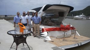 Legenda da foto: (da esquerda para a direita: Sr Márcio Ferreira, cliente Diórgenes Marcelo Carandina, Barbara Martendal Yamamoto e Fylipi Vieira, da equipe Fibrafort).