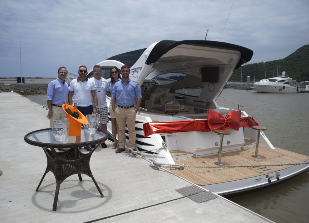 Legenda da foto: (da esquerda para a direita: Sr Márcio Ferreira, cliente Diórgenes Marcelo Carandina, Barbara Martendal Yamamoto e Fylipi Vieira, da equipe Fibrafort).