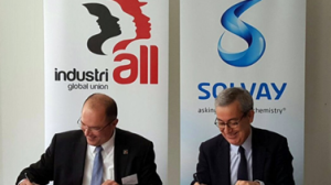 Valter Sanches, secretário-geral da IndustriAll Global Union (esq.) e Jean-Pierre Clamadieu, CEO do Grupo Solvay