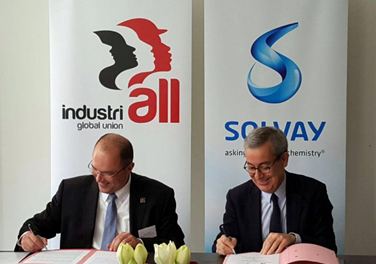 Valter Sanches, secretário-geral da IndustriAll Global Union (esq.) e Jean-Pierre Clamadieu, CEO do Grupo Solvay